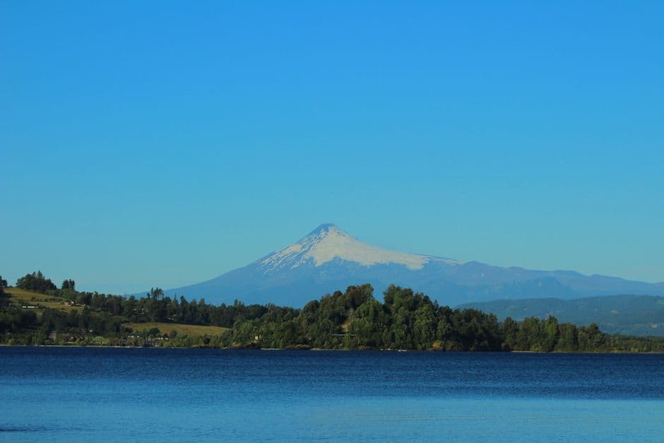 Lago de Chile con montañas al fondo, en el chat de Panguipulli