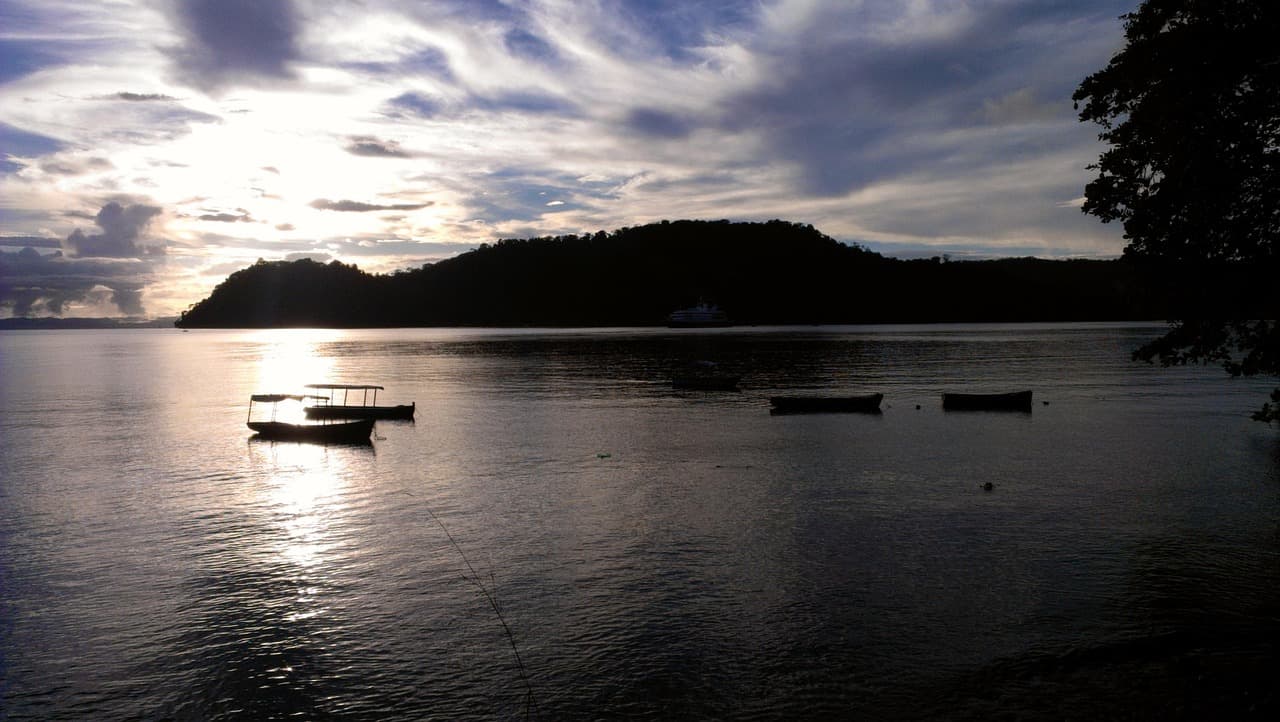 Atardecer sobre el puerto de Golfito en Costa Rica, en el chat de Golfito