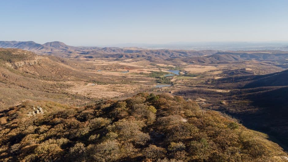 Cordillera de montañas que rodea un valle, en el chat de Teocuitatlán de Corona