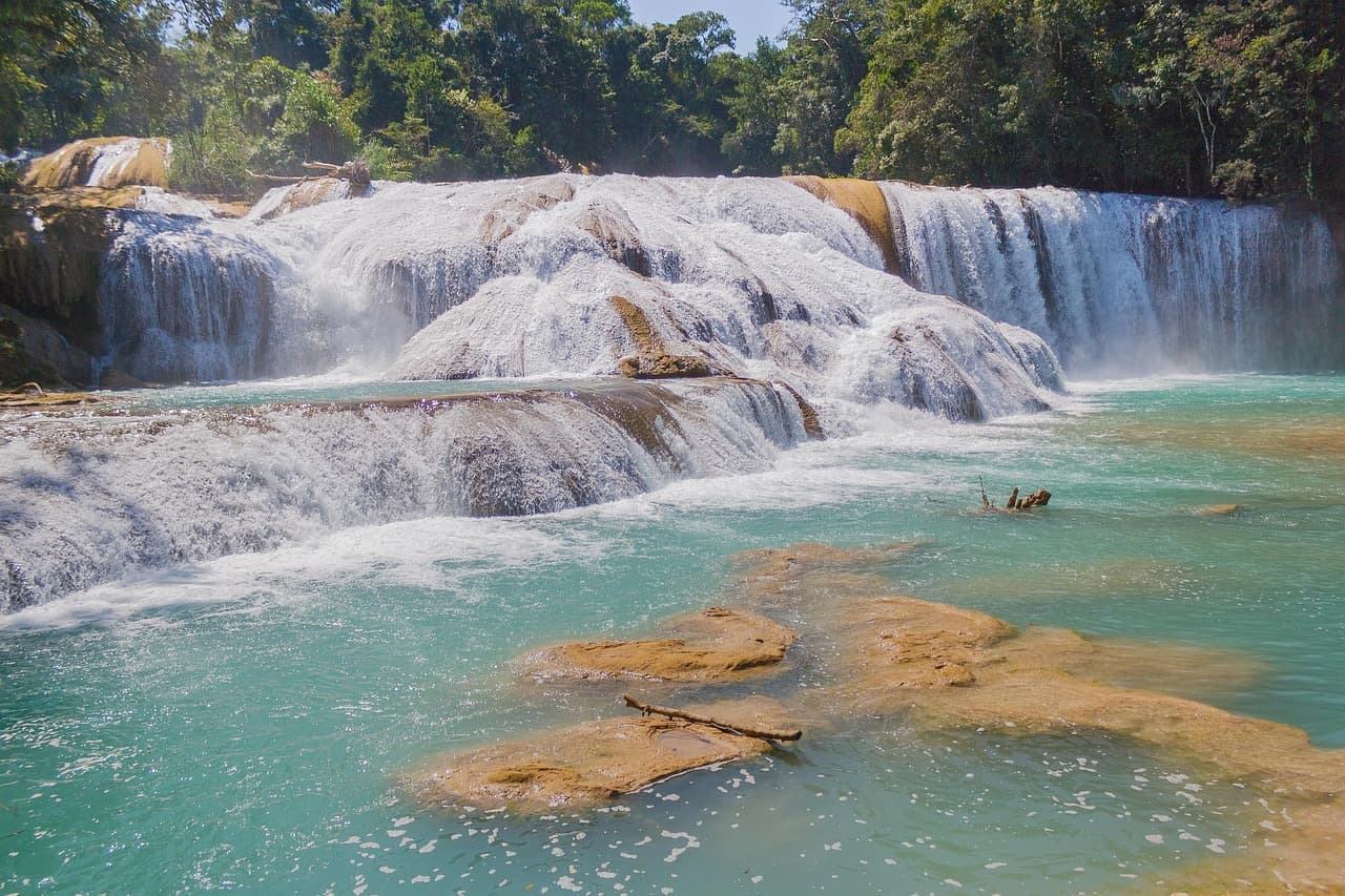 Río en plena selva de Chiapas, México, en el chat de Ixtacomitán