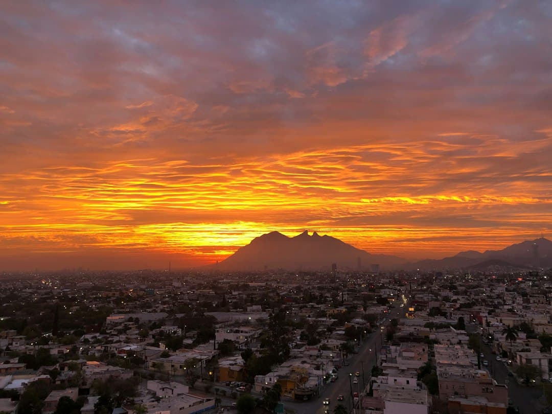 Vista aérea de edificios con la luz dorada del atardecer, en el chat de Nacajuca