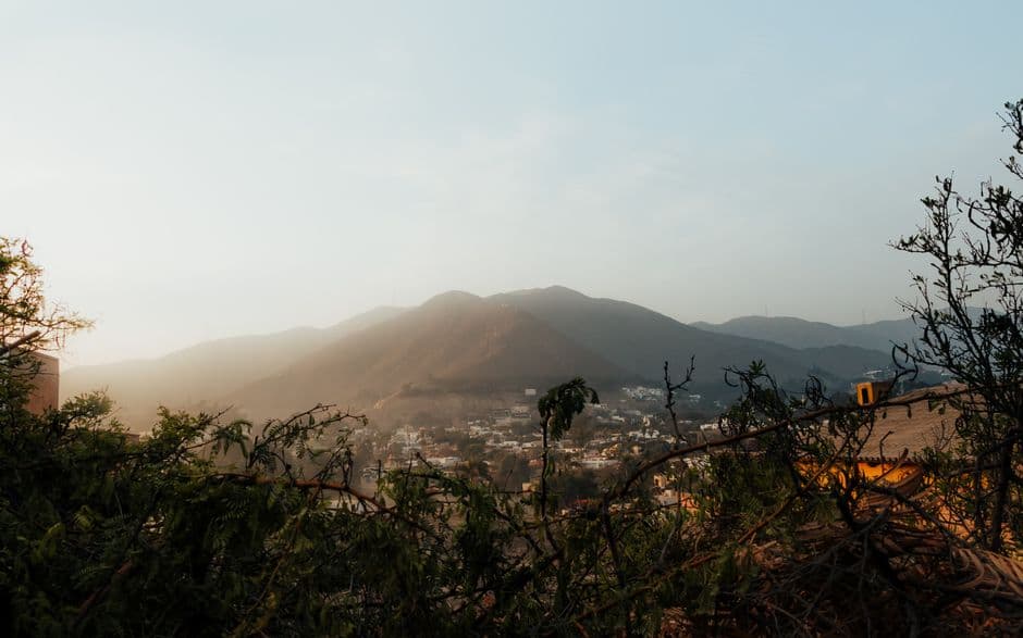 Montañas con niebla al amanecer, en el chat de Asia