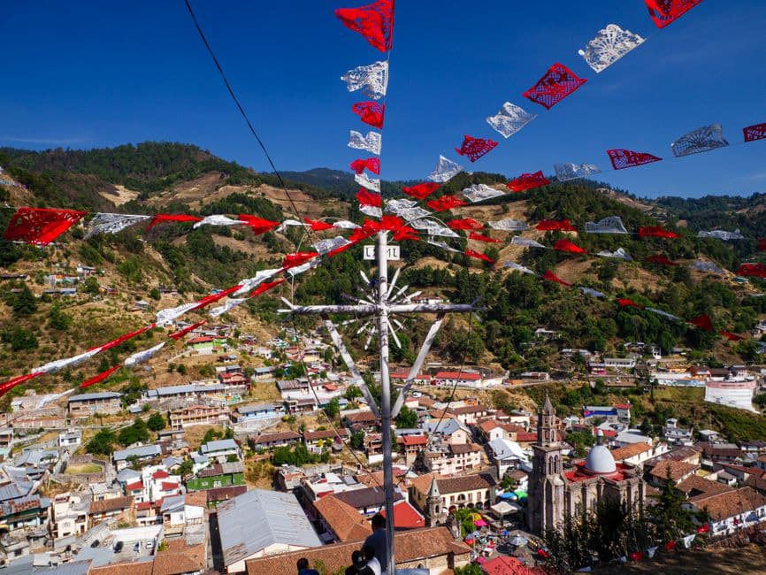 Banderines de colores de fiesta sobre las calles de Mineral de Angangueo, en el chat de Mineral de Angangueo