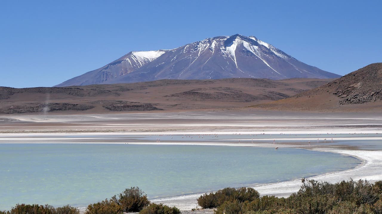 Laguna de montaña rodeada de cumbres en Bolivia, en el chat de Quime