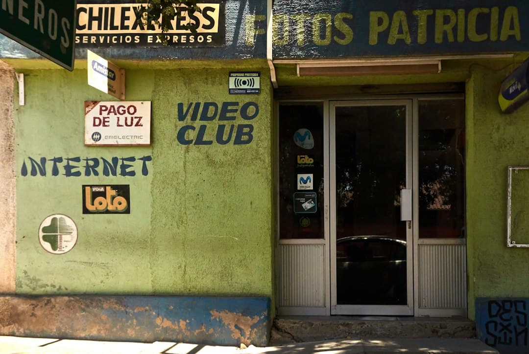 Tienda de madera pintada de azul y blanco, en el chat de Yungay