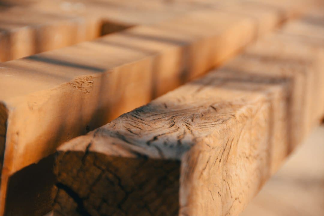 Primer plano de una cerca de madera marrón, en el chat de San Antonio