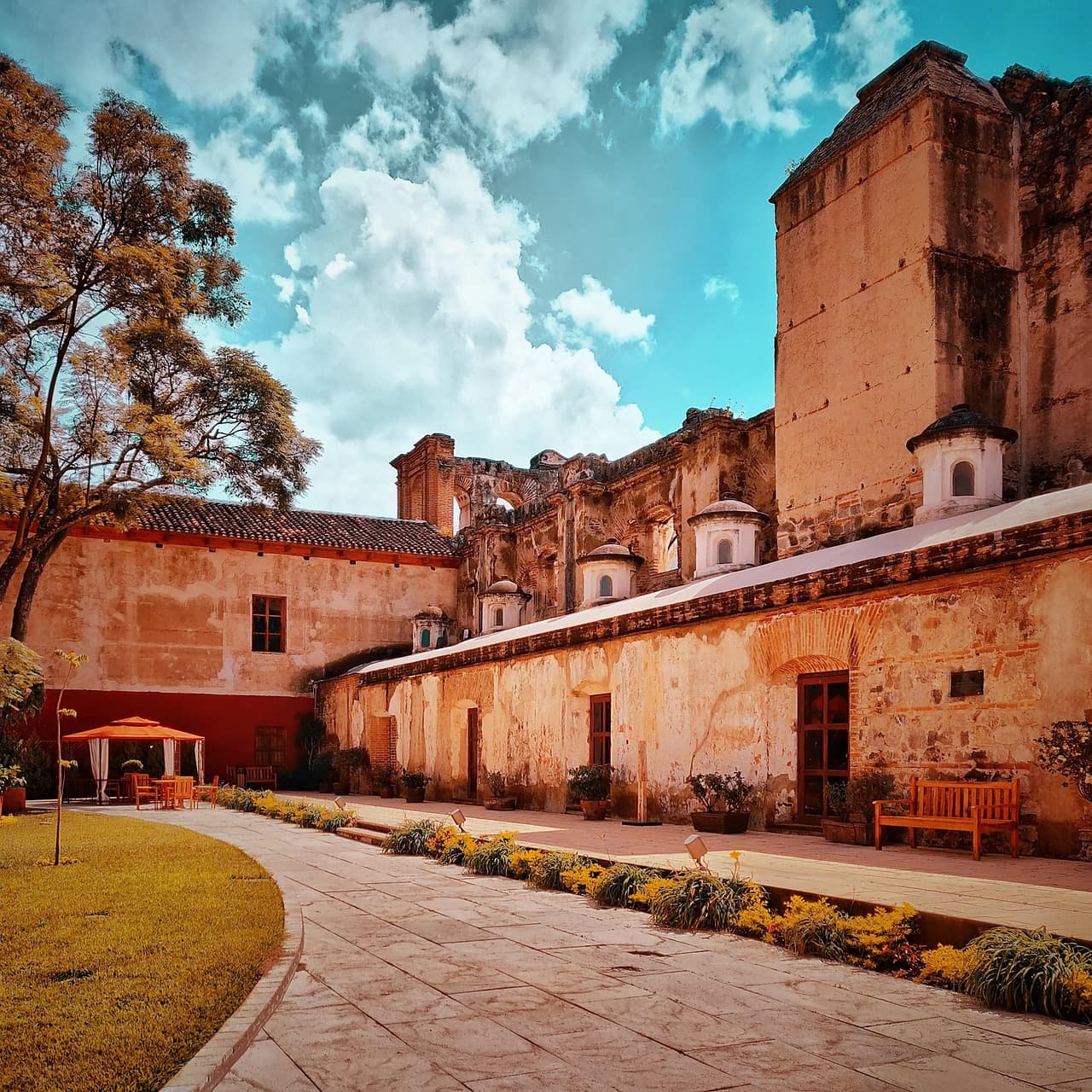Fachada colonial de edificio antiguo con arcos y balcones, en la sala de chat de Estanzuela