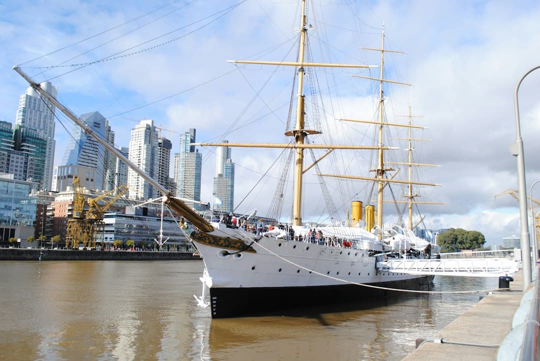Barco blanco en el agua cerca de edificios de una ciudad, en el chat de Sarmiento
