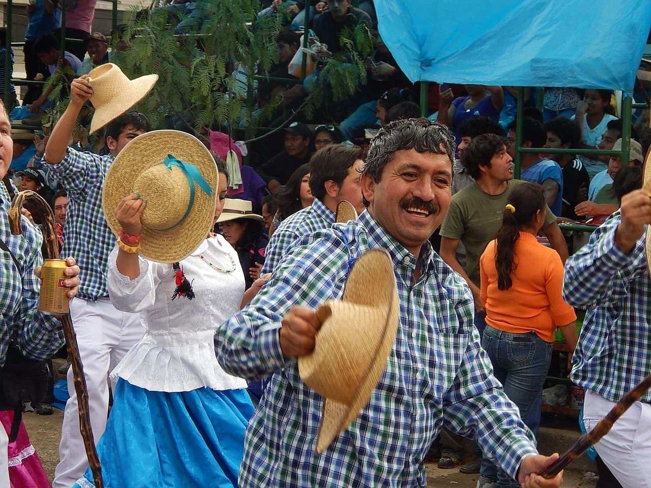 Hombres con sombrero en el carnaval de Cajamarca, en el chat de Colasay