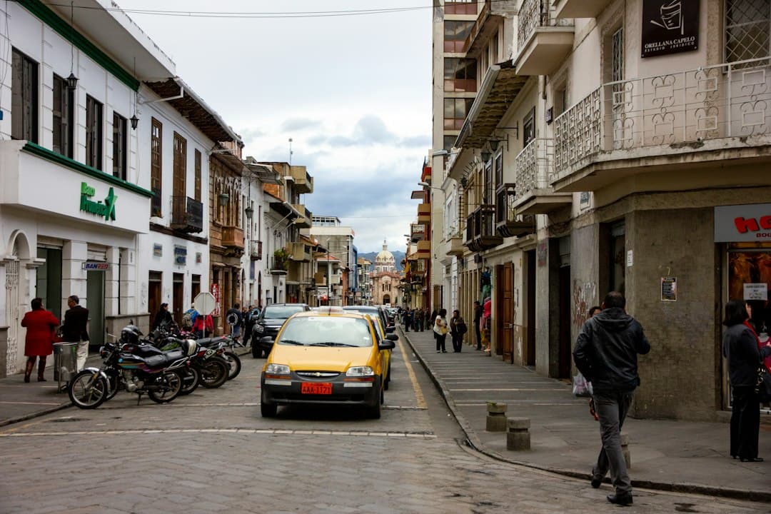 Coche negro en una calle junto a edificios a plena luz del día, en el chat de Sucúa