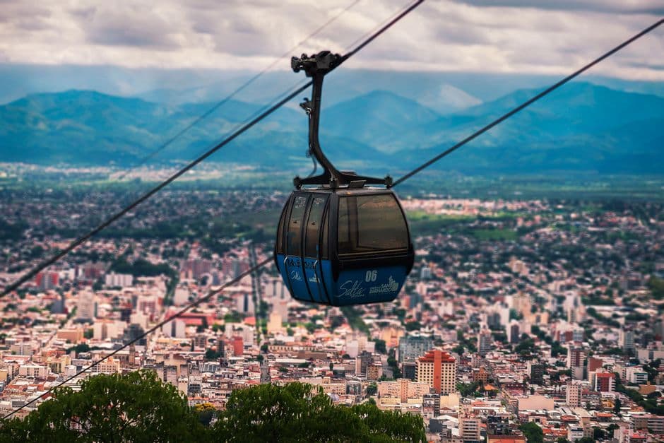 Teleférico sobre una ciudad bajo un cielo nublado, en el chat de Tapalqué