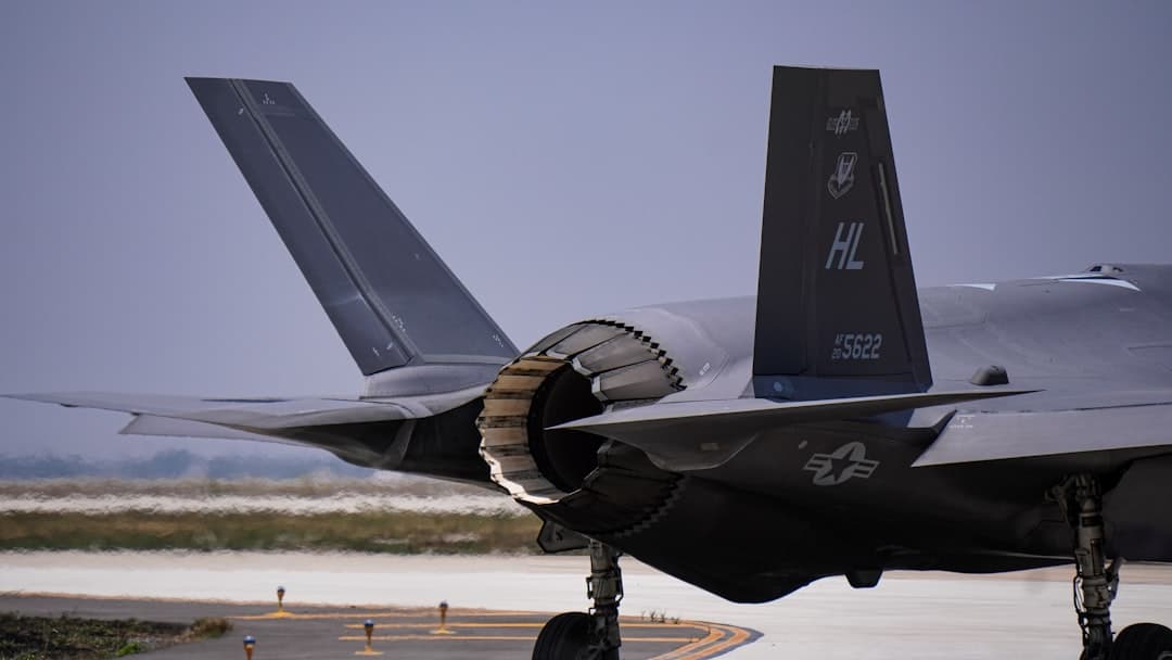 Avión de combate con marcas en la cola, en la sala de chat de Zumpango
