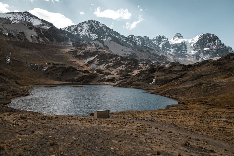 Laguna entre montañas, en el chat de Huari