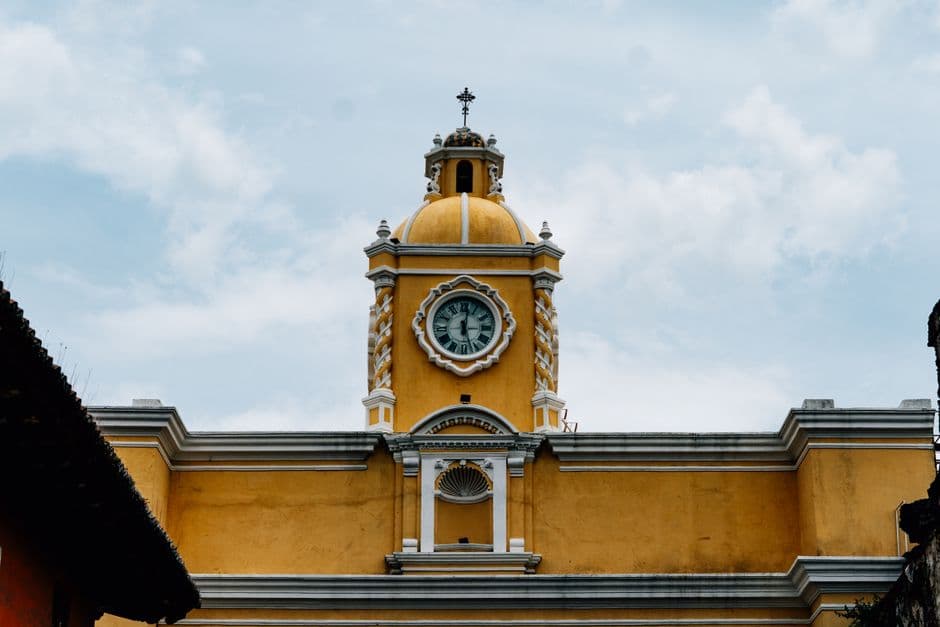 Torre del reloj de una ciudad colonial guatemalteca, en el chat de Santa Ana Huista