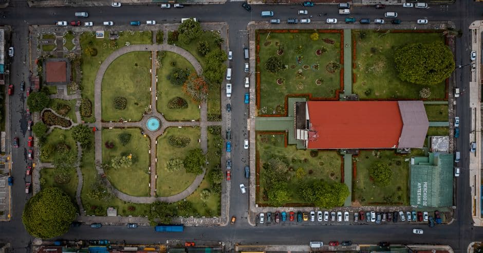 Calles alrededor de un edificio y un parque en el pueblo, en el chat de Puerto Jiménez