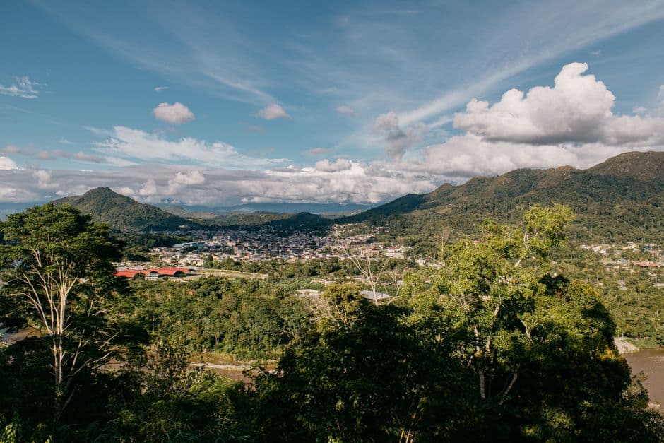 Vista panorámica de un pueblo en el valle, en el chat de Santa María del Real