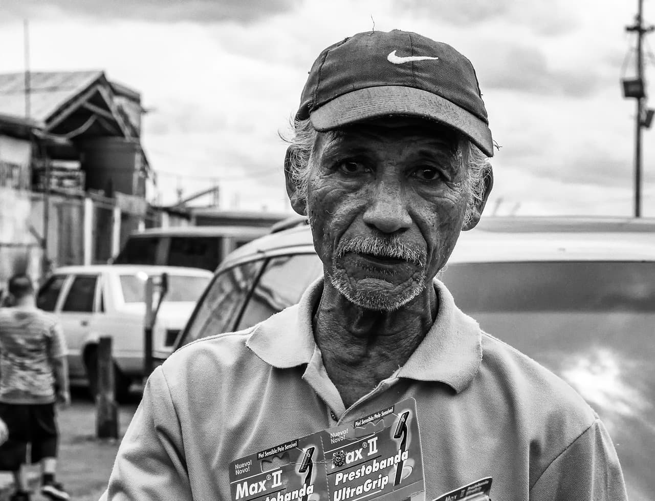Hombre en foto monocroma vendiendo navajas en la calle, en la sala de chat de Píritu