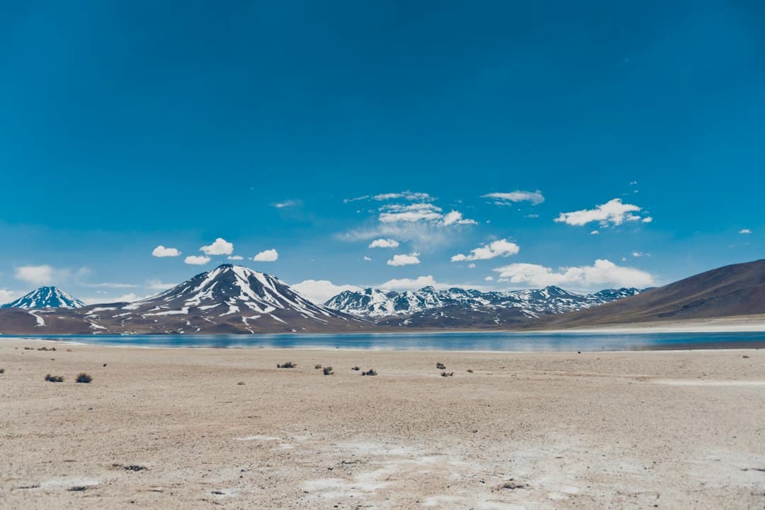 Montaña nevada junto a un río, en el chat de Alto Beni