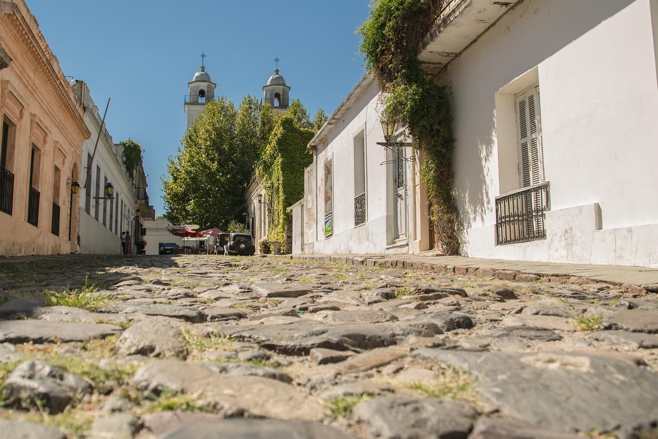 Muro de piedra de una casa en la calle, en el chat de Rosario