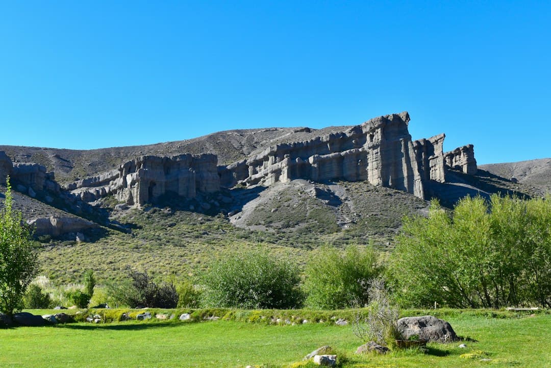 Formación rocosa marrón bajo el cielo azul de día, en el chat de Campo Viera
