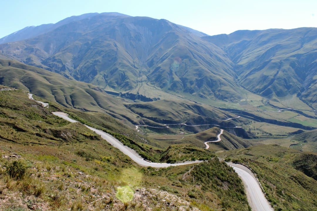 Una carretera que serpentea a través de un valle, en el chat de Chicoana