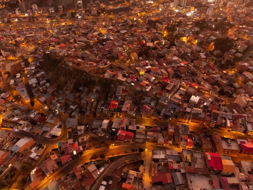 Ciudad iluminada de noche, en la sala de chat de La Paz