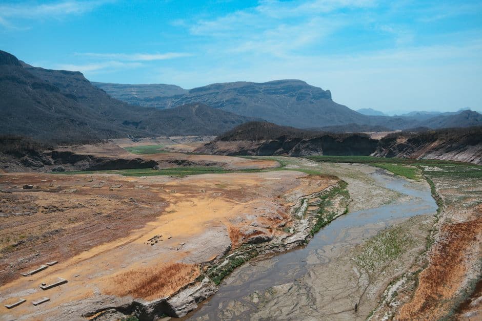 Un río entre colinas verdes, en el chat de San Juanito