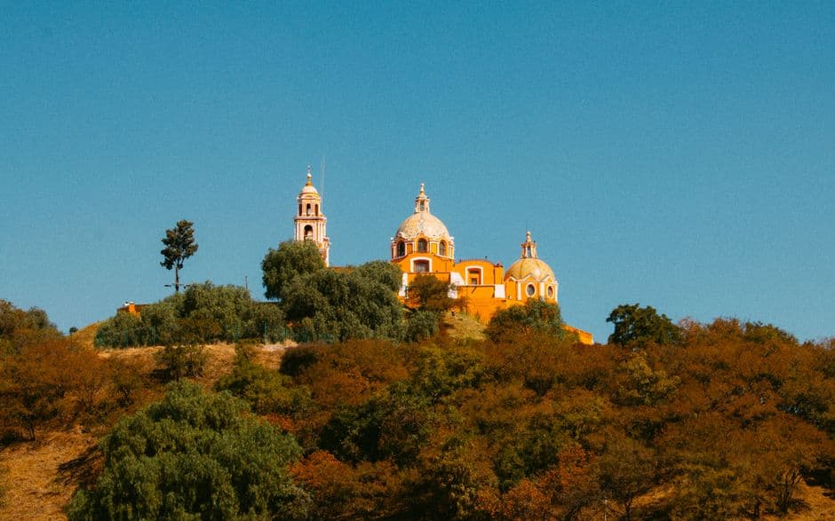 Iglesia católica bajo un cielo azul despejado, en el chat de San Ignacio Cerro Gordo