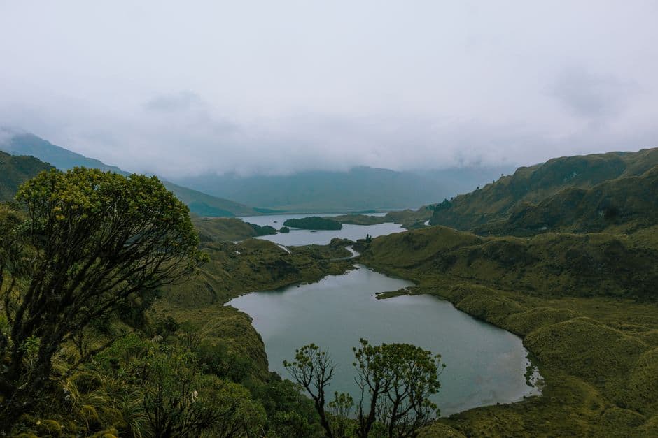 Lago entre las montañas de Ecuador, en el chat de Cevallos