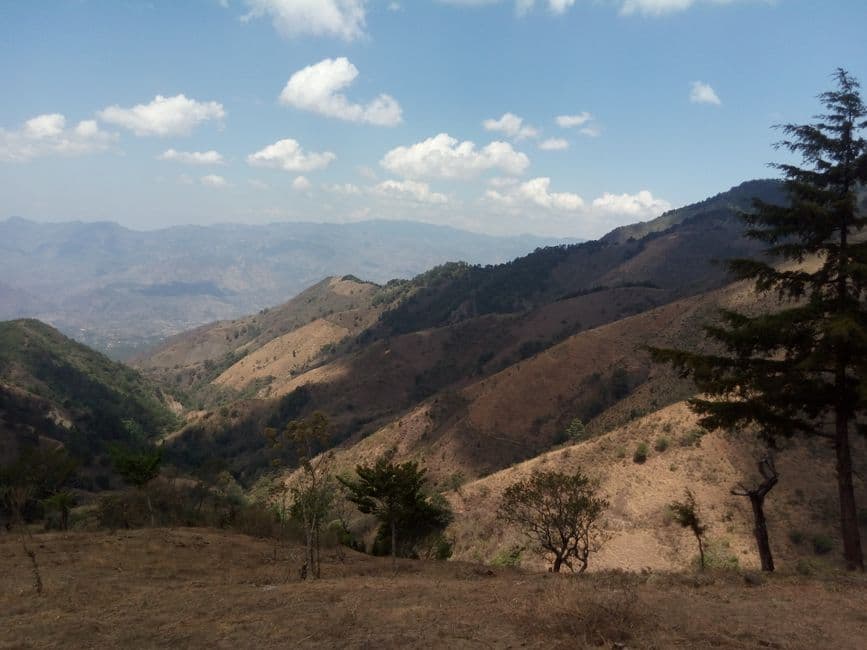 Montañas bajo un cielo cubierto de nubes, en el chat de Talgua