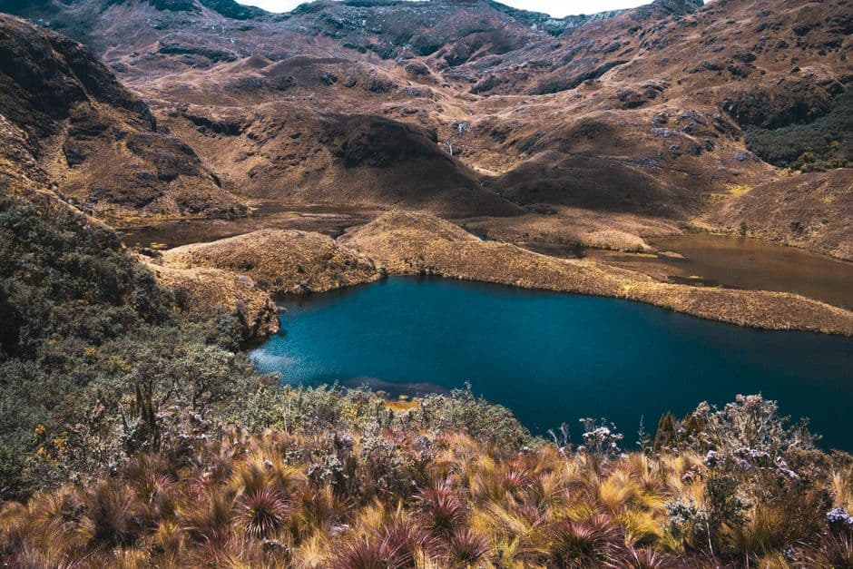 Lago junto a montañas de tonos marrones, en el chat de Pindal