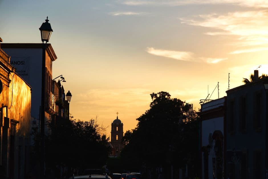Cielo despejado sobre los edificios del pueblo al atardecer, en el chat de Santiago Suchilquitongo