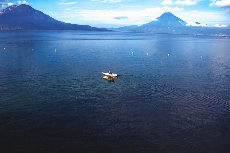 Gente a bordo de unas barcas, en el chat de Santa Clara La Laguna
