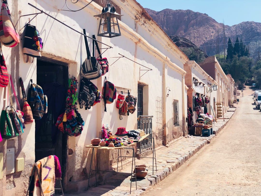 Ropa tendida junto a las casas con una montaña al fondo, en el chat de Itatí
