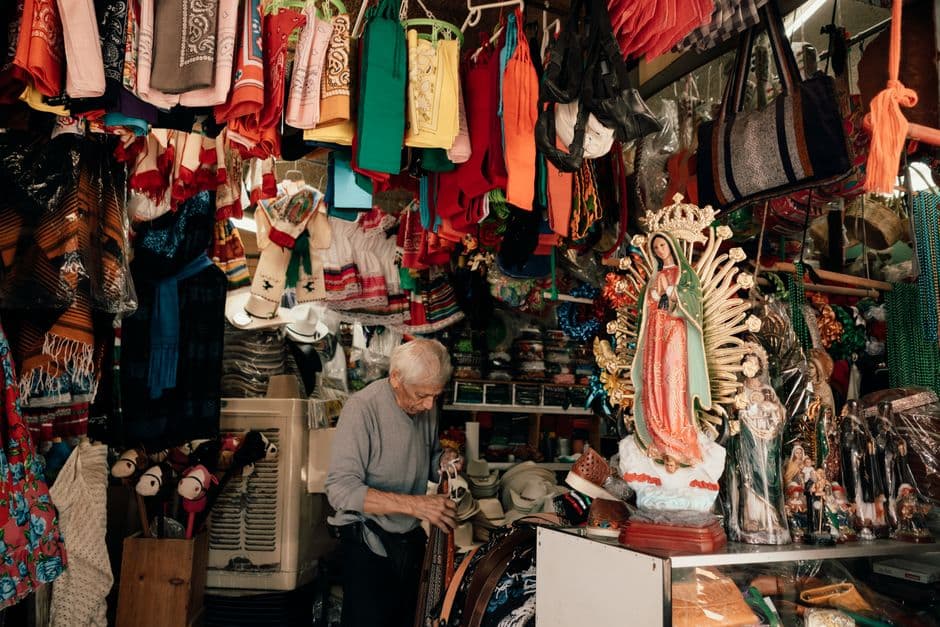 Puesto de arte y artesanía religiosa colorido, en la sala de chat de Guadalupe