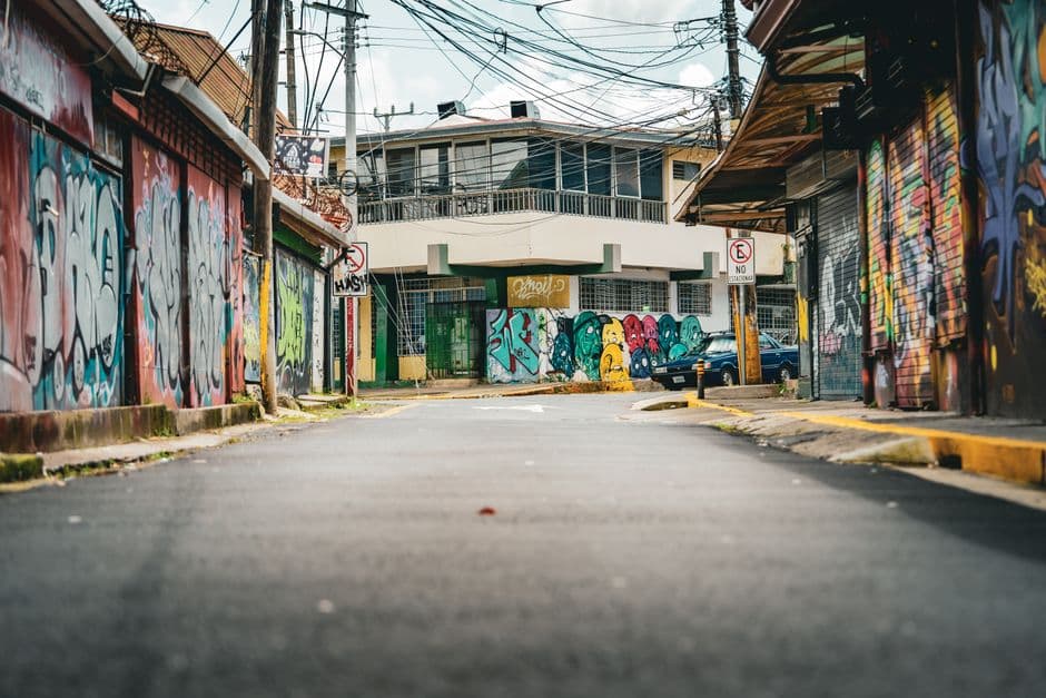 Calle urbana con fachadas de colores, en el chat de San Ignacio