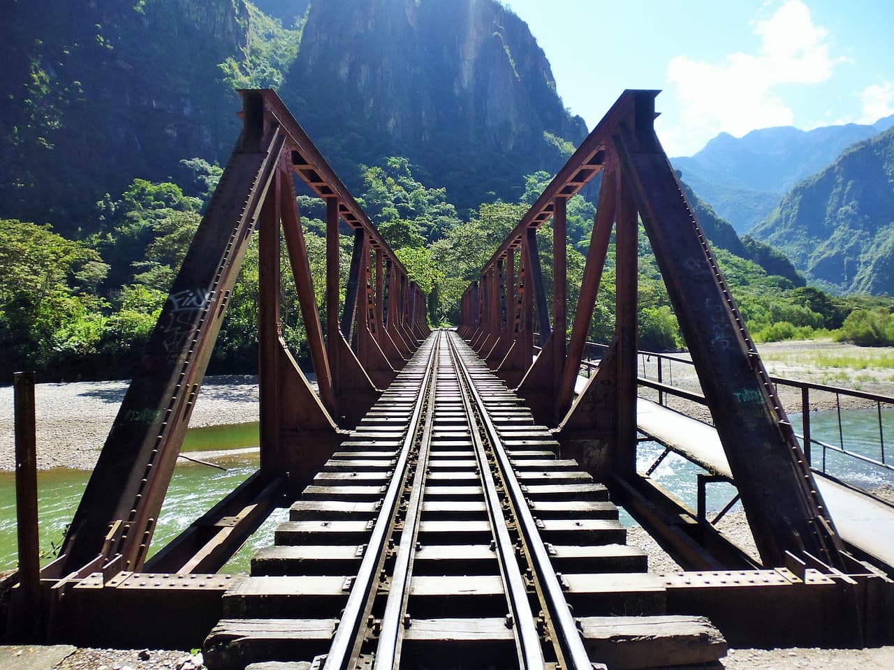 Puente de ferrocarril con sus vías de tren, en el chat de Marcará