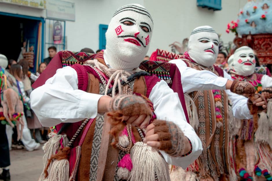 Hombre peruano bailando con ropa tradicional, en el chat de Los Morochucos