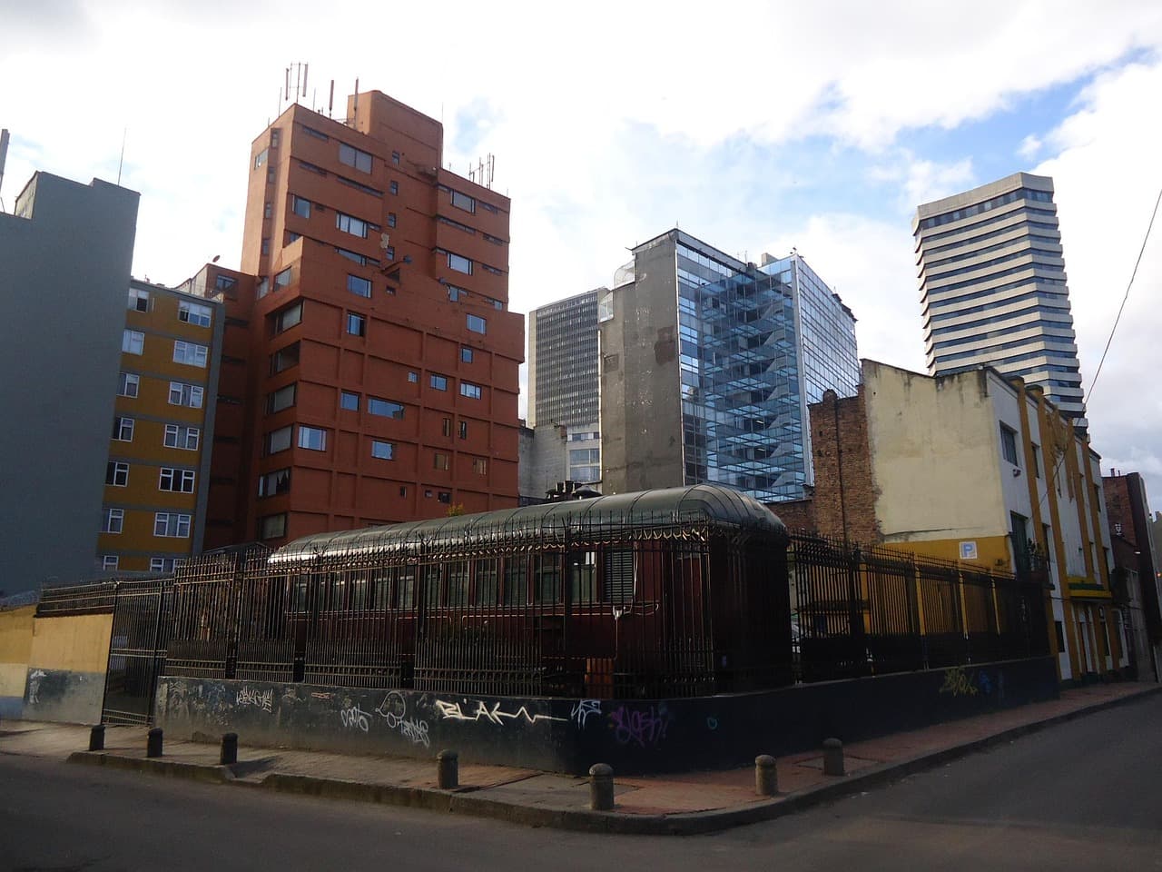 Edificios de una gran ciudad de Colombia, en el chat de Lenguazaque