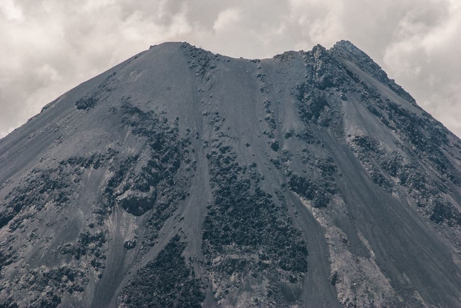 Capa de ceniza negra cubre la ladera del volcán, en el chat de Tetela del Volcán
