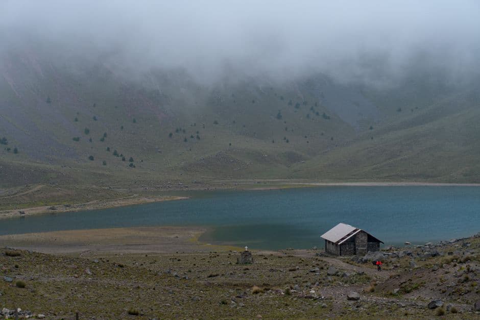 Cabaña junto a un lago envuelto en niebla, en el chat de Alpatláhuac