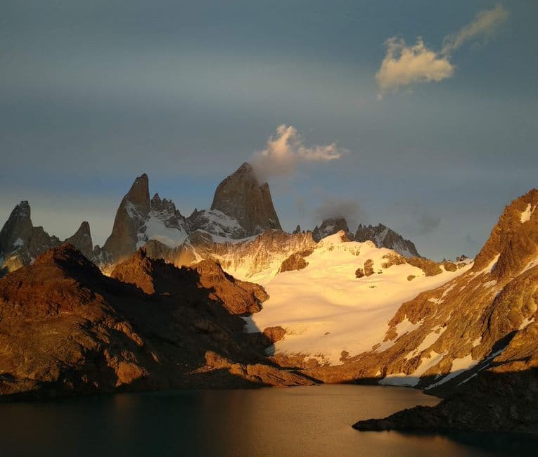 Montañas cubiertas de nieve bajo el cielo, en el chat de Angaco