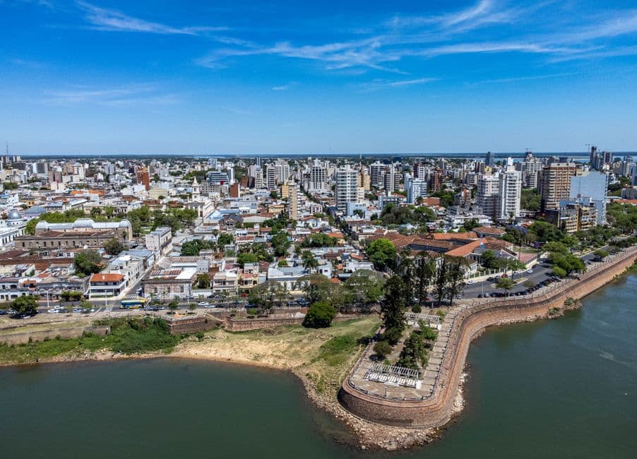 Edificios de la ciudad bajo un cielo azul, en el chat de Guarambaré