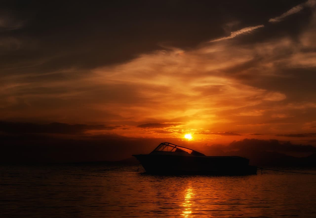 Barco al atardecer frente a la isla Margarita, en el chat de Mene de Mauroa