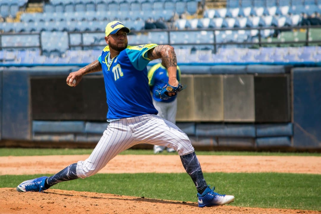 Lanzador de béisbol en pleno lanzamiento, en el chat de Antonio Rómulo Acosta
