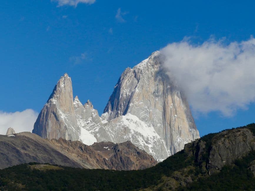 Picos de una montaña patagónica bajo el cielo azul de Argentina, en el chat de Monte Vera