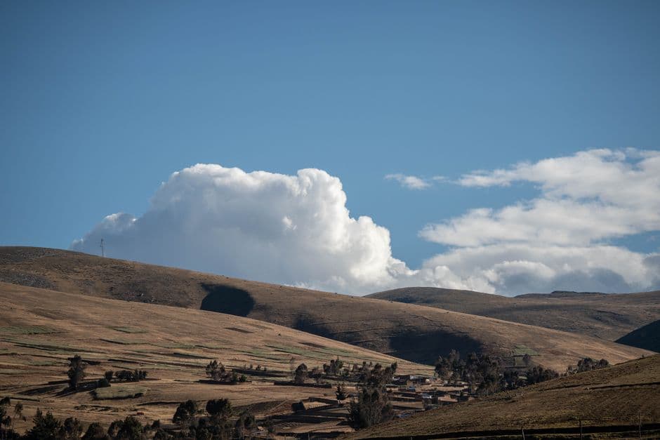 Paisaje rural tranquilo bajo un cielo azul, en el chat de Chocope