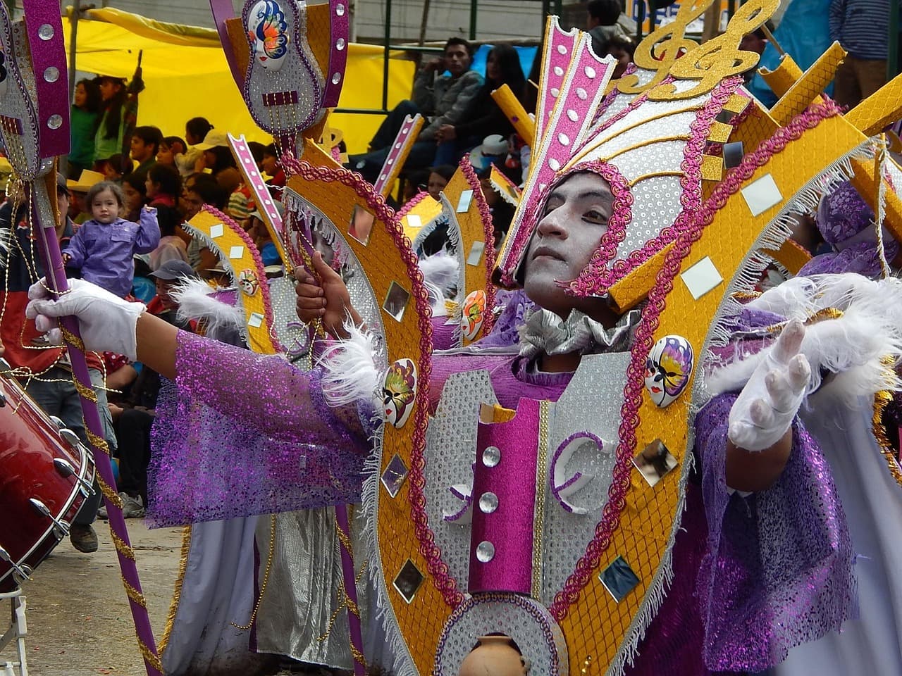 Desfile de carnaval con disfraces, en el chat de Chalamarca