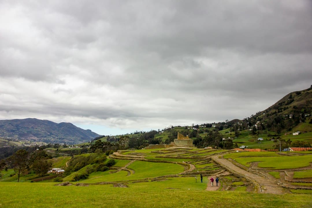 Prado verde junto a montañas bajo nubes blancas, en el chat de Narcisa de Jesús