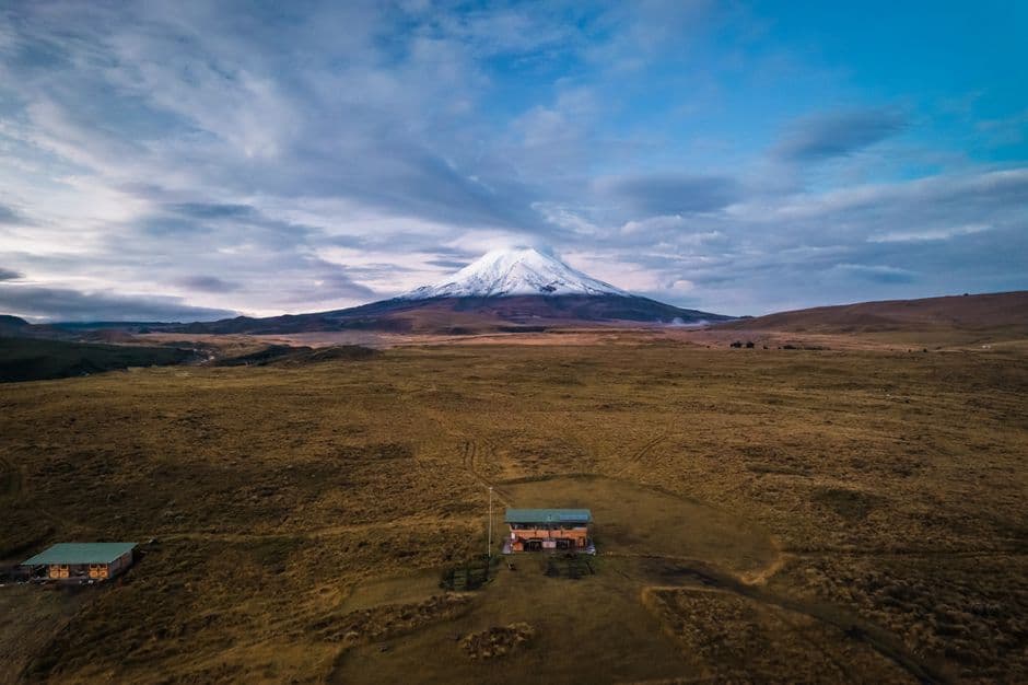 Casas en una llanura con una montaña detrás, en el chat de Zaruma